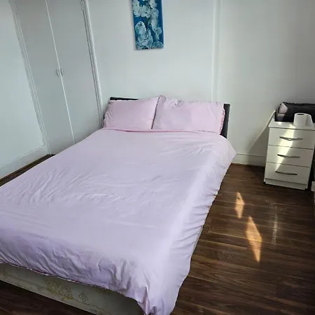 Stylish 2-Bedroom Flat - Central Links
